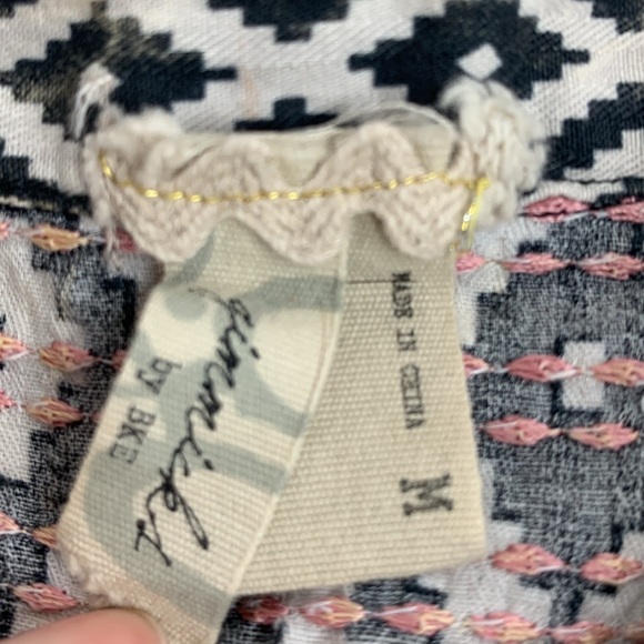 Gimmicks by Buckle Button down top sweater sleeves Size Medium Creme Black - Picture 8 of 13